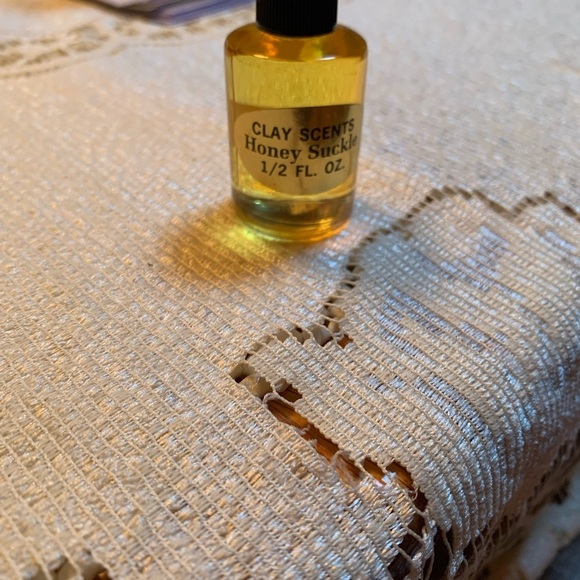 Clay Scents Honey Suckle Oil 1/2 FL OZ - Picture 2 of 5